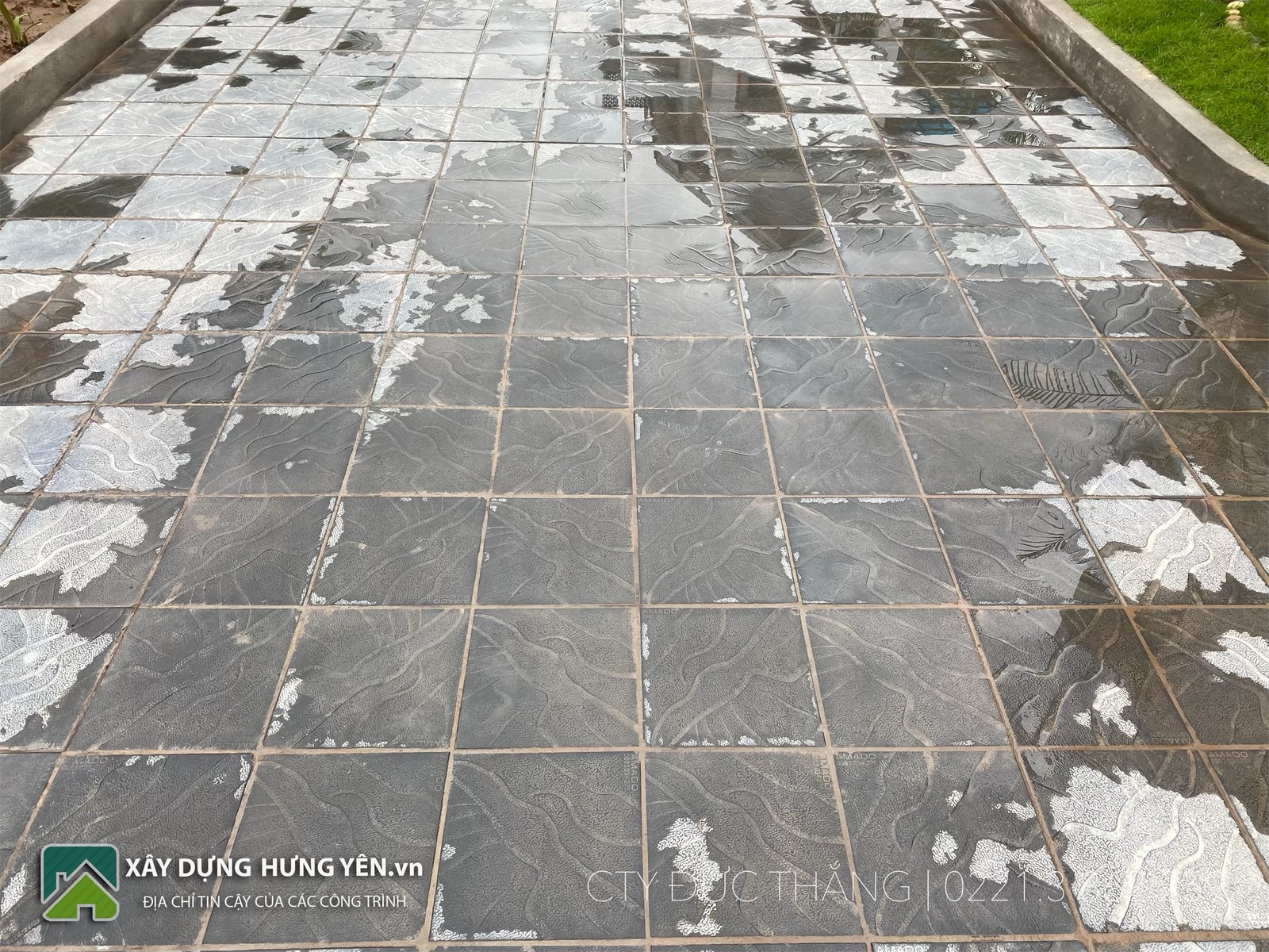 Biệt thự 2 tầng tại thành phố Hưng Yên sử dụng gạch lát sân vườn giả đá coric 300x300x50