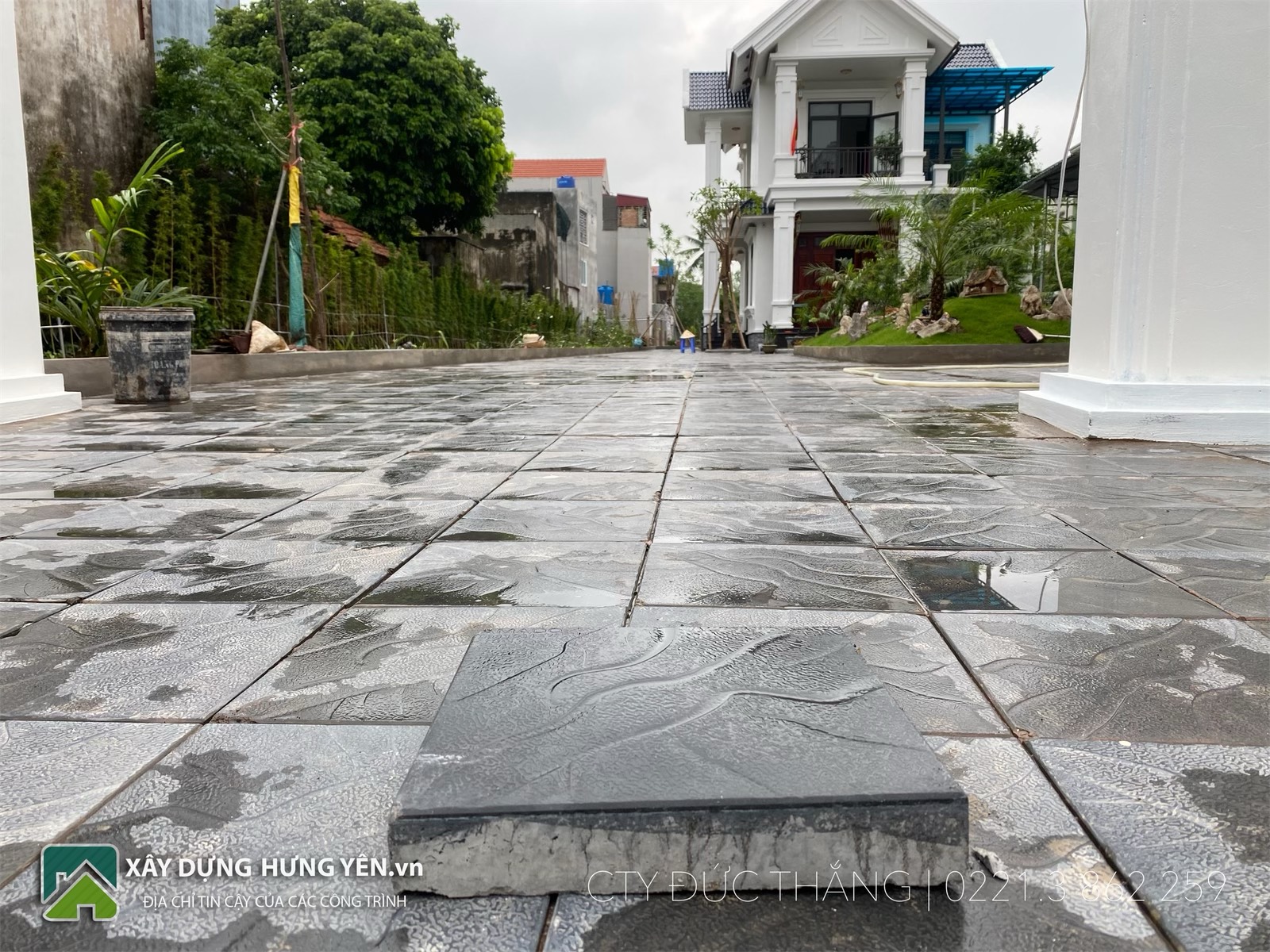 Biệt thự 2 tầng tại thành phố Hưng Yên sử dụng gạch lát sân vườn giả đá coric 300x300x50