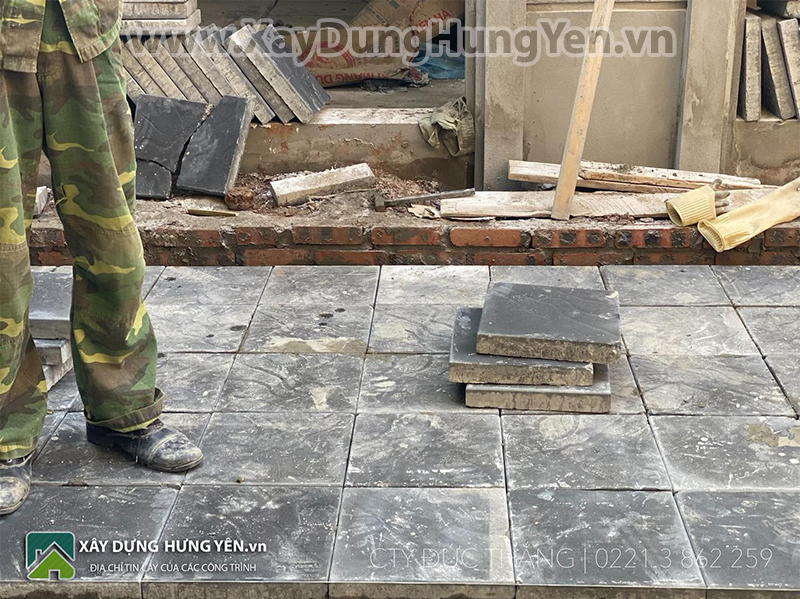 Gạch lát sân vườn Coric giả đá 300x300x50 tại công trình chị Phương - Thành phố Hưng Yên