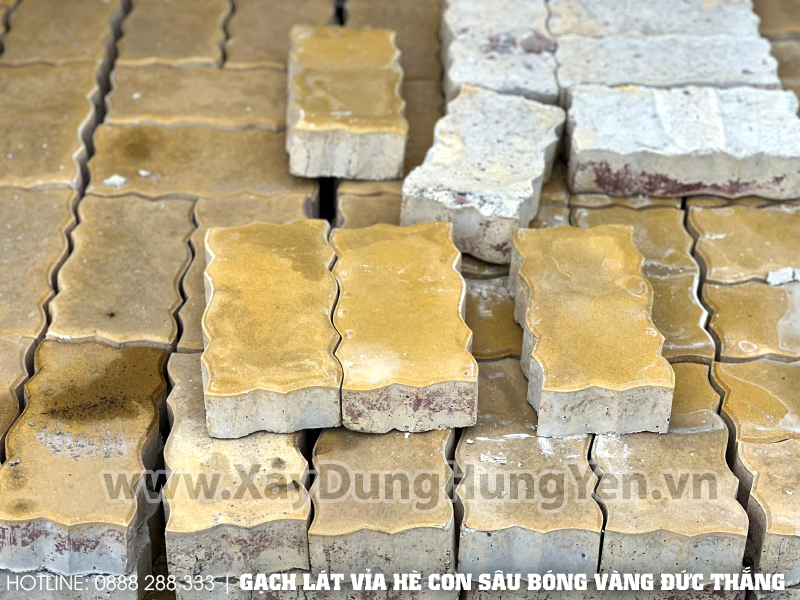 Gạch lát vỉa hè con sâu là loại gạch bê tông tự chèn màu vàng tại Hưng Yên