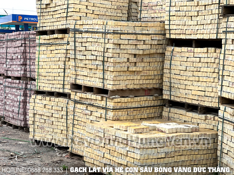 Gạch lát vỉa hè con sâu là loại gạch bê tông tự chèn màu vàng tại Hưng Yên
