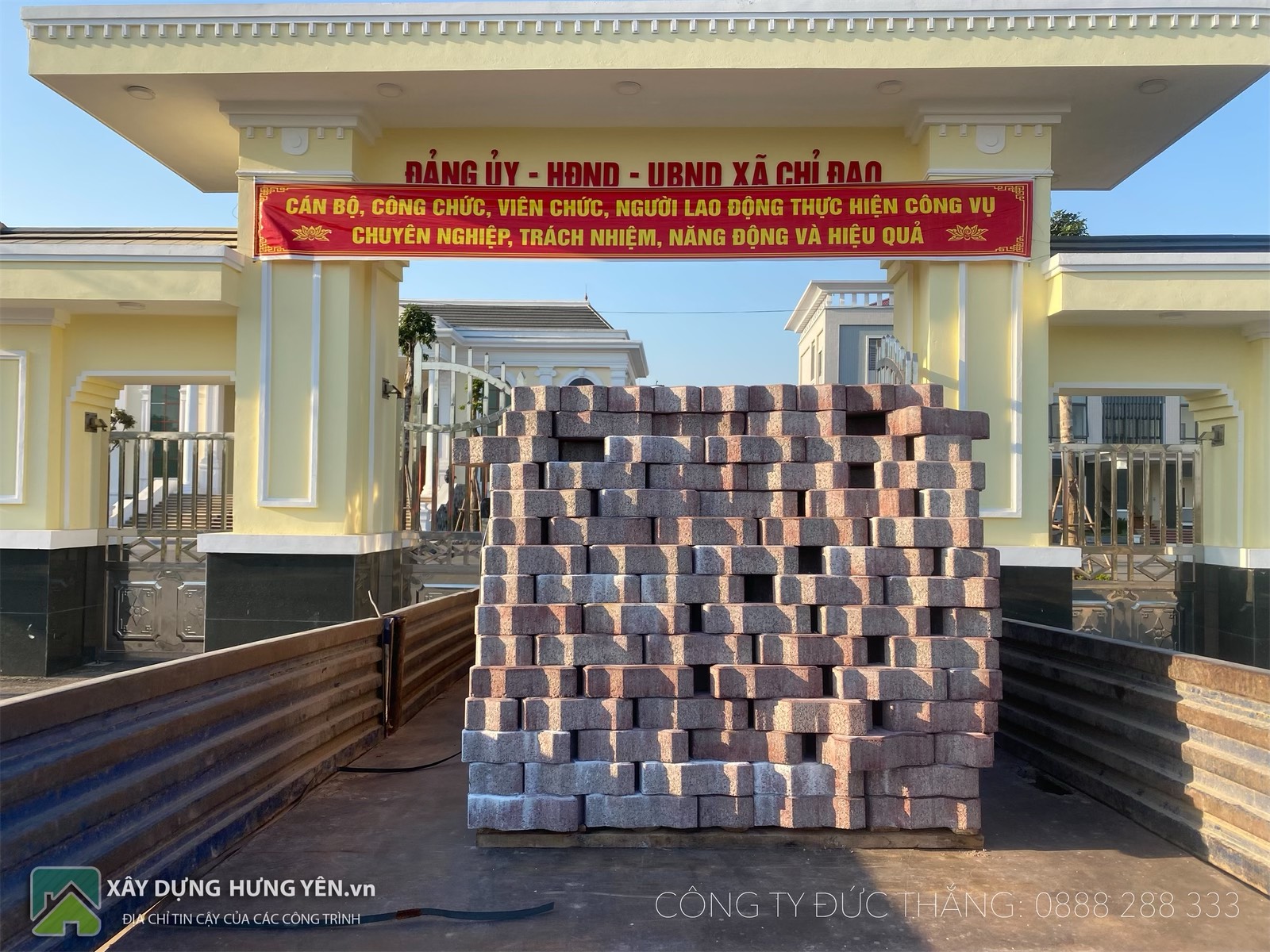 Gạch lát vỉa hè Terrazzo 400x400 chữ thập đỏ DT40-42 tại UBND xã Chỉ Đạo  - Văn Lâm - Hưng Yên