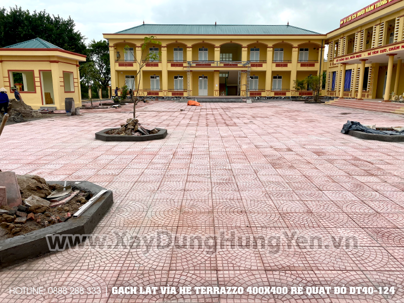 Sân trường tiểu học xã Nhân La - Kim Động sử dụng gạch lát vỉa hè ...