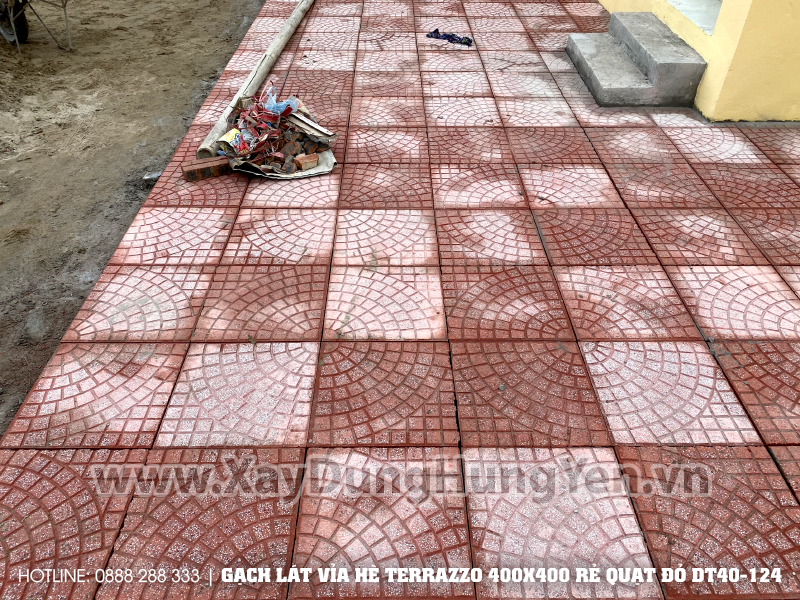 Sân trường tiểu học xã Nhân La - Kim Động sử dụng gạch lát vỉa hè Terrazzo 400x400 Rẻ Quạt Đỏ